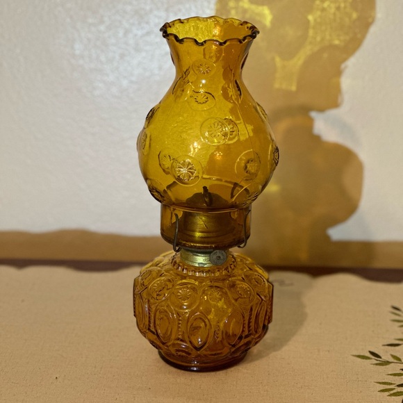 Vintage LE Smith Moon and Stars Amber Glass Oil Lamp - Picture 17 of 17